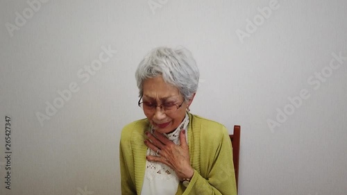 喉の痛みを訴えるおばあちゃん