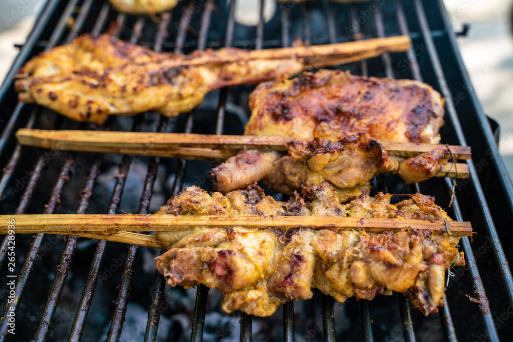 Chicken grilled with smoke and pepper