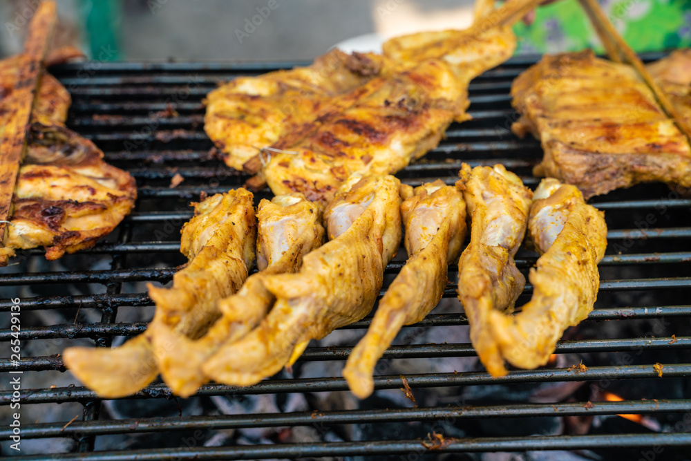 Chicken grilled with smoke and pepper