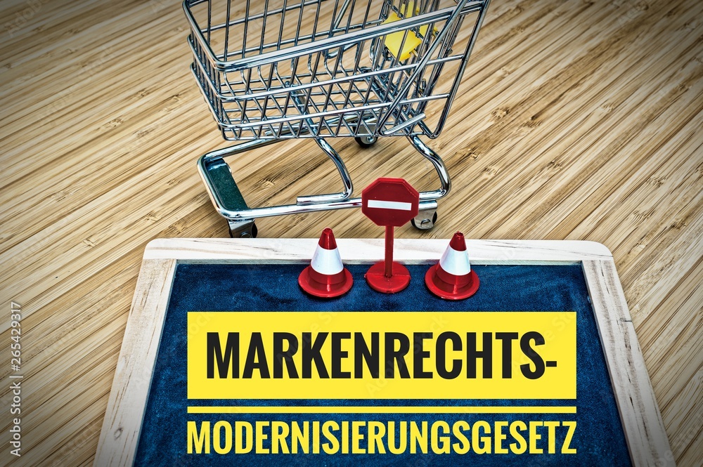 Tafel und Einkaufswagen mit Aufschrift Markenrechtsmodernisierungsgesetz in  englisch Trademark Law Modernization Act Stock-Foto | Adobe Stock