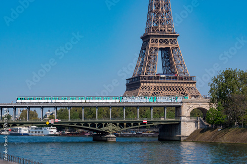 Metro w Paryżu przecina Pont de Bir-Hakeim i Wieżę Eiffla