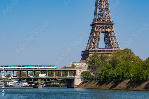 Metro w Paryżu przecina Pont de Bir-Hakeim i Wieżę Eiffla