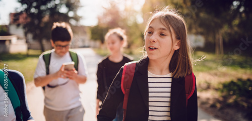 Foto Girl going to school with classmates