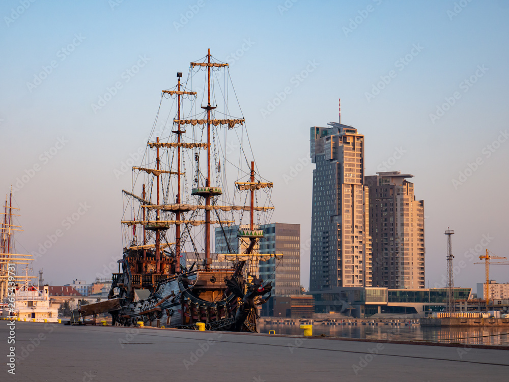 Fototapeta Niesamowity widok na port w Gdyni nad Morzem Bałtyckim w Polsce. Poranny czas