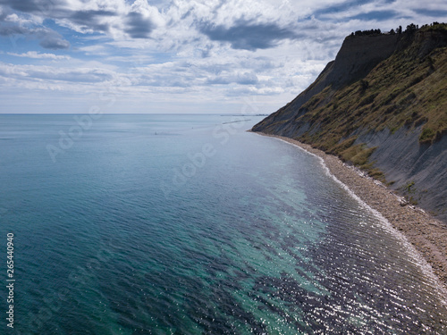 Italia, may 2019 - vista panoramica della falesia a picco sul mare del parco san bartolo nei pressi di pesaro nella regione marche. Si può notare una persona ai bordi del precipizio