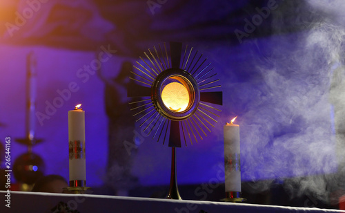 Foto A ceremony in the church to issue the Monstrance