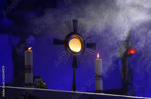 Φωτογραφία A ceremony in the church to issue the Monstrance