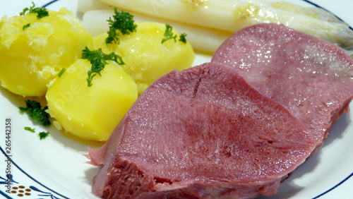 Rinderzunge mit Spargel