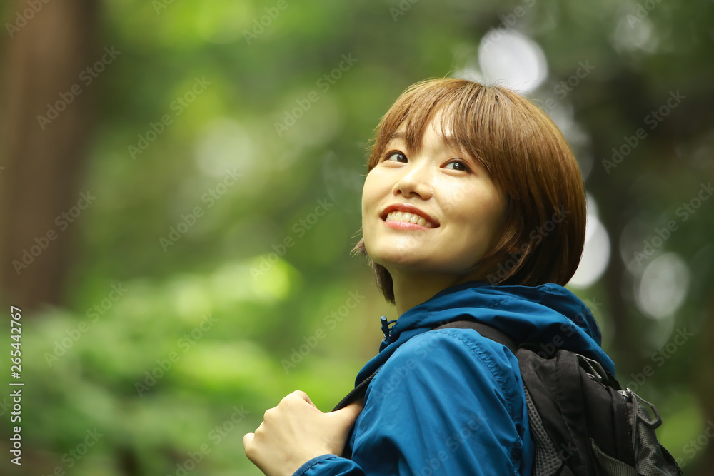 登山する女性 登山する女性