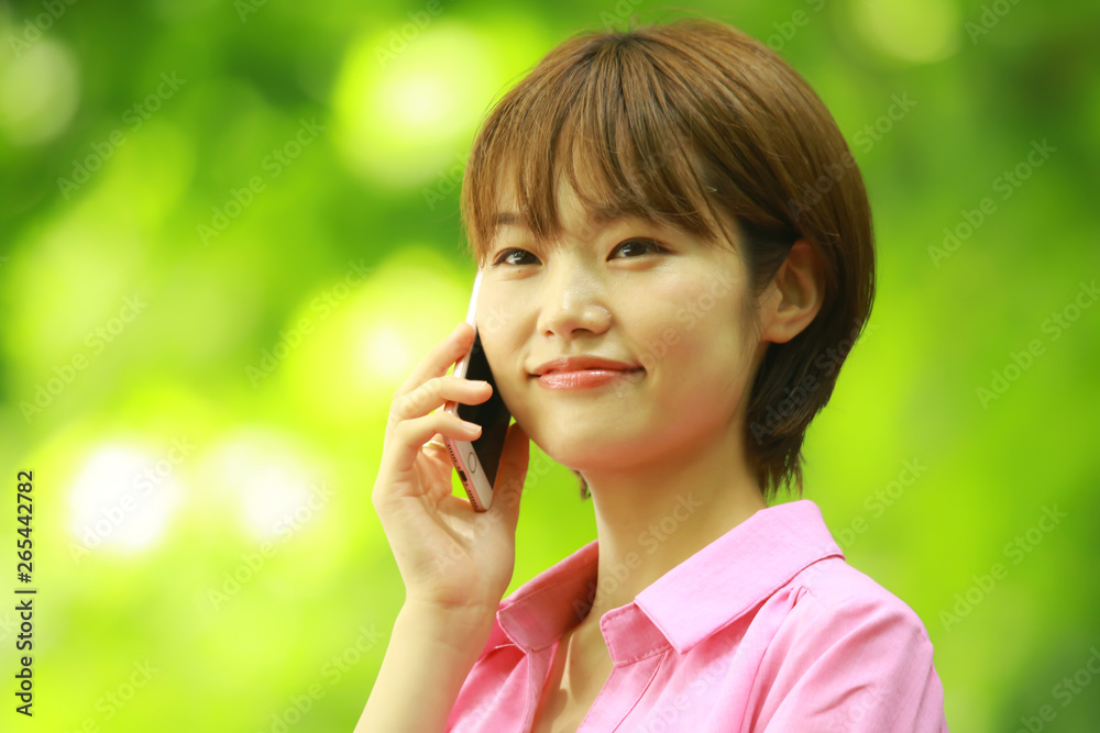 電話する女性 電話する女性