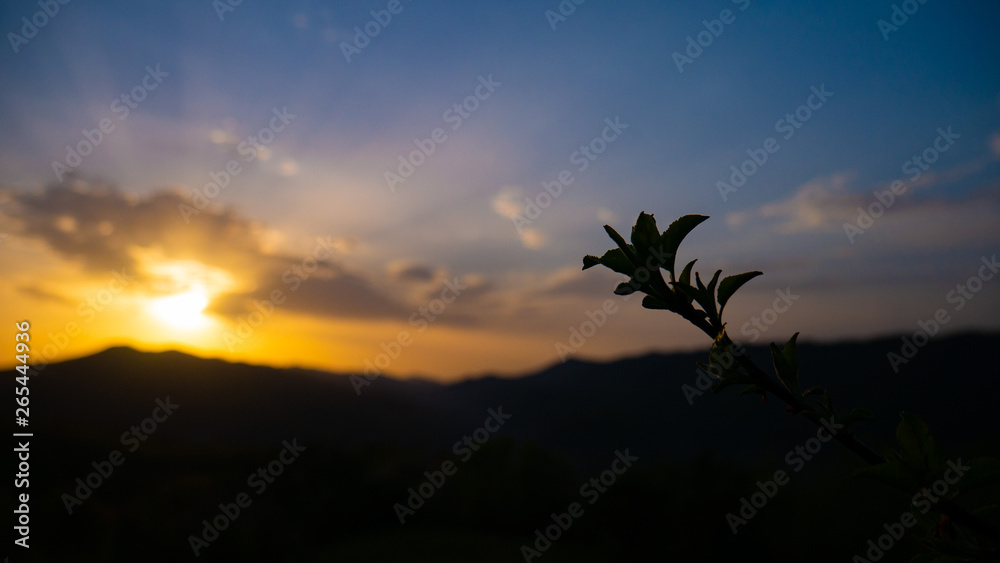 Obraz premium Piękny krajobraz w górach przy zmierzchem. Widok kolorowe niebo z niesamowitymi chmurami.