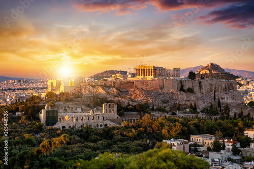 Sonnenuntergang über der Akropolis von Athen mit dem Parthenon Tempel über der Altstadt Plaka, Griechenland  © moofushi