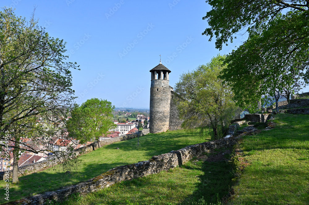 Crémieu, remparts de la colline St Hippolyte, Isère, Auvergne-Rhône-Alpes, France
