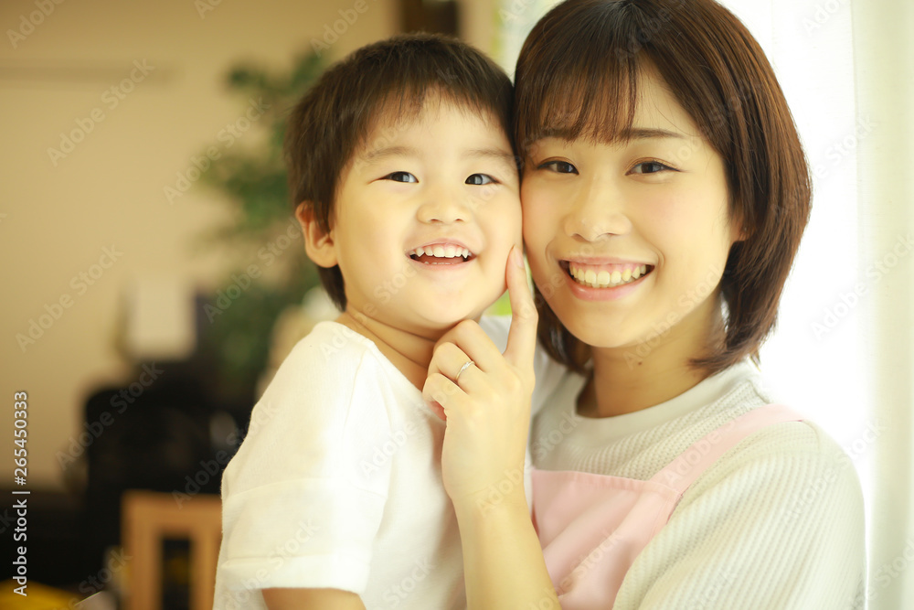 笑顔の男の子と保育士イメージ 笑顔の男の子と保育士イメージ