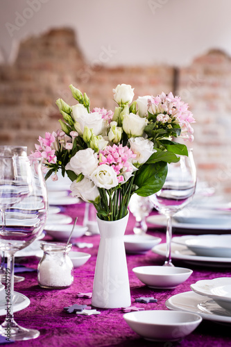 sommerliche Tischdekoration in weiß und rosa