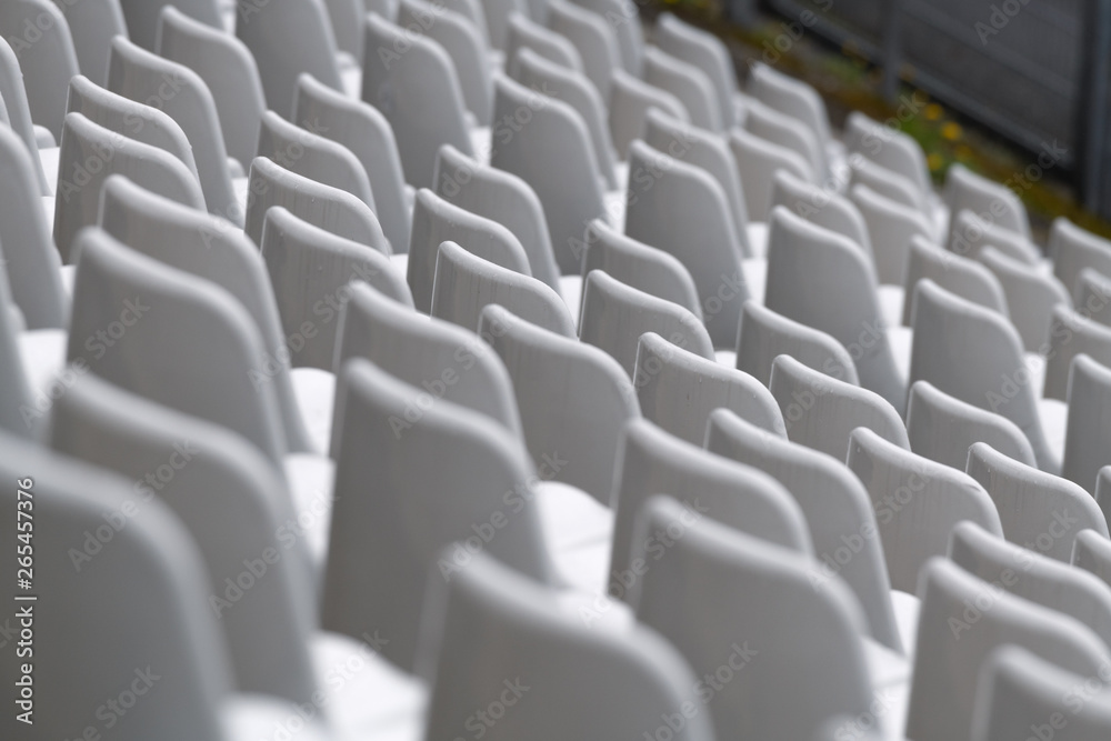 Naklejka premium Weiße Stuhlreihen einer Zuschauertribüne