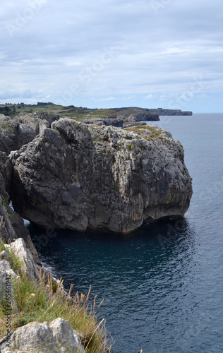 Acantilado en la playa de Gulpiyuri Asturias