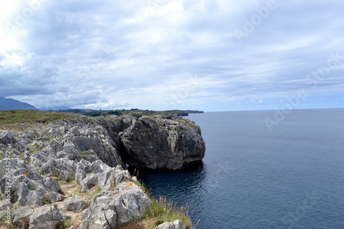 Acantilado de la playa de Gulpiyuri Asturias