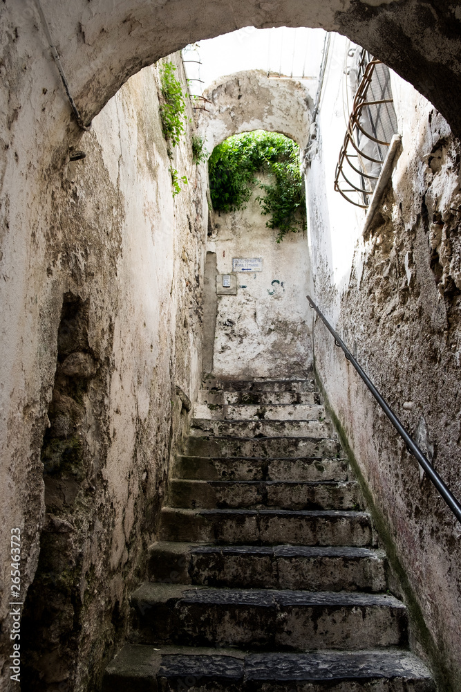 Fototapeta premium Kleine Gasse in Amalfi in Italien