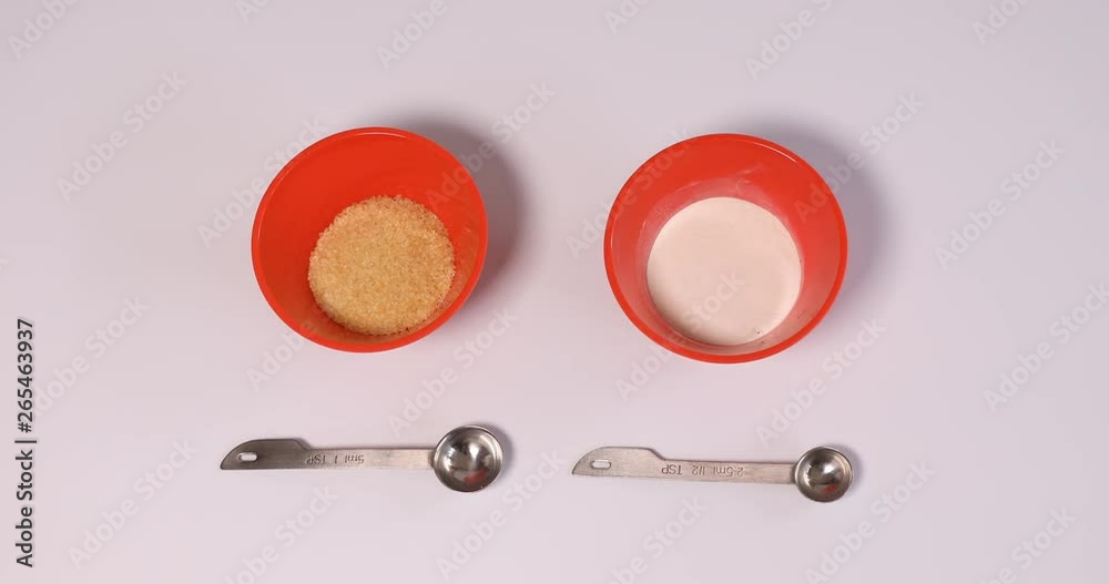 Showing amount of agar and gelatin used in measuring spoons Showing amount of agar and gelatin used in measuring spoons