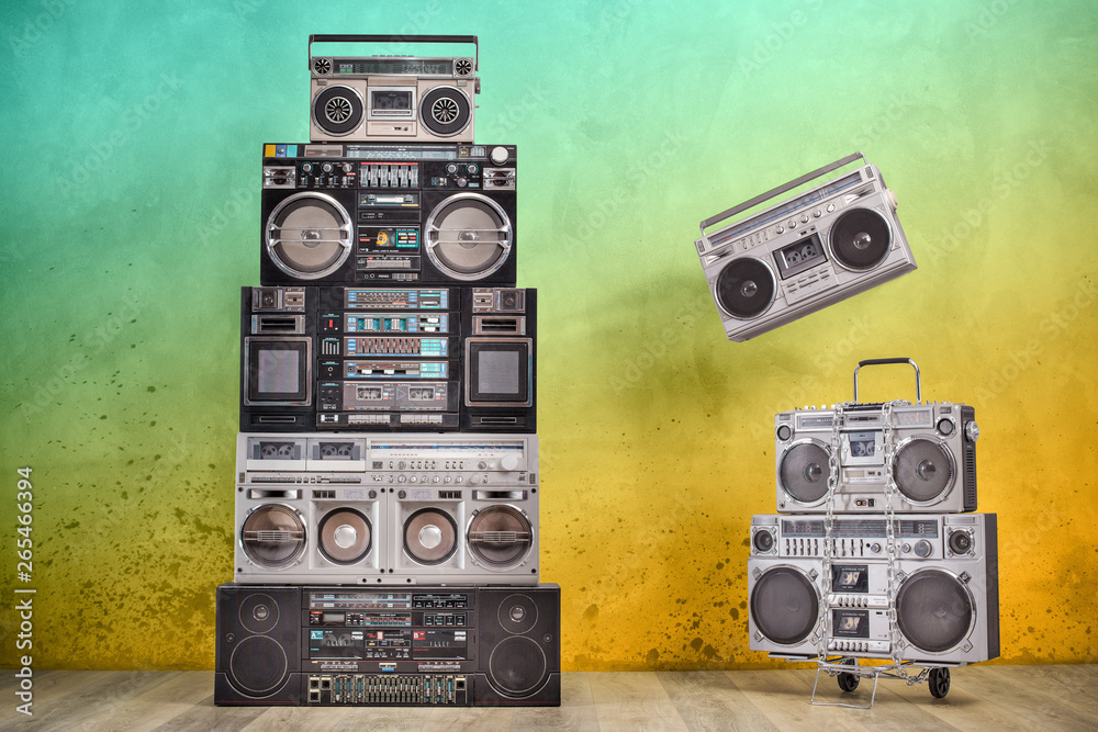 Obraz premium Retro stary projekt getta blaster boombox radio kasetowe magnetofony wieża z około 1980 roku, wózek z przodu wieku kolorowe ściany betonowe kompozycja koncepcyjna tła. Filtrowane zdjęcie w stylu vintage