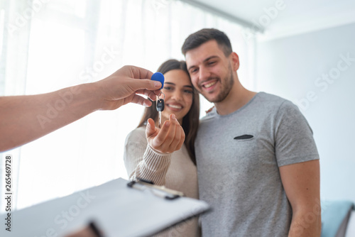 Konstfotografi Happy young couple getting keys of their new home