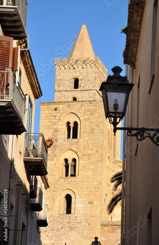 Torre campanaria della cattedrale di Cefalù, Sicilia, Italia, patrimonio Unesco, stile arabo-normanno, due coppie di bifore