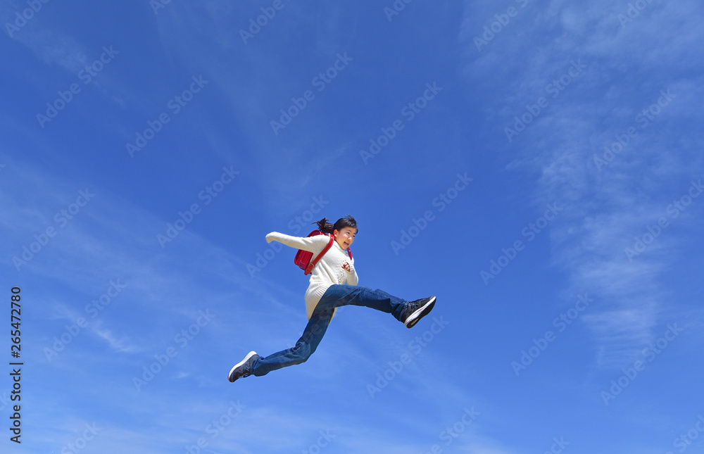 青空でジャンプする小学生の女の子(ランドセル) 青空でジャンプする小学生の女の子(ランドセル)