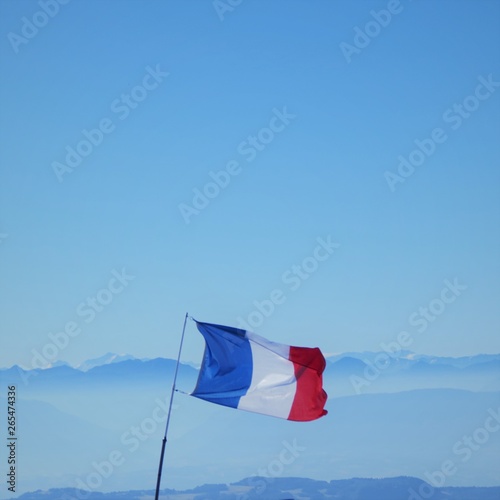 drapeau français dans les alpes
