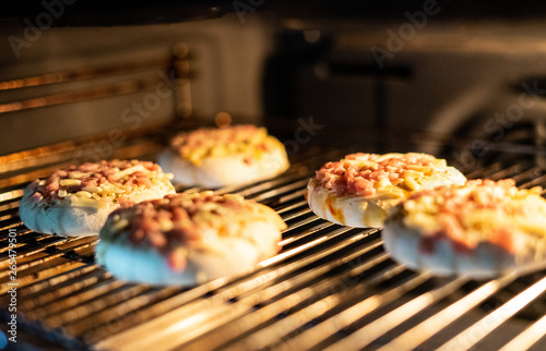 SMALL PIZZAS WITHIN THE OVEN TO END