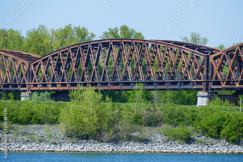 Alte Stahlfachwerk Brücke von Winterdorf über den Rhein nach Frankreich © HeiSpa