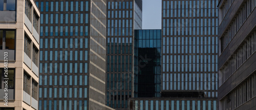 Credit Suisse Towers in Orelikon  Verschachtelte Business Offices B  ro Geb  ude in blau grau 