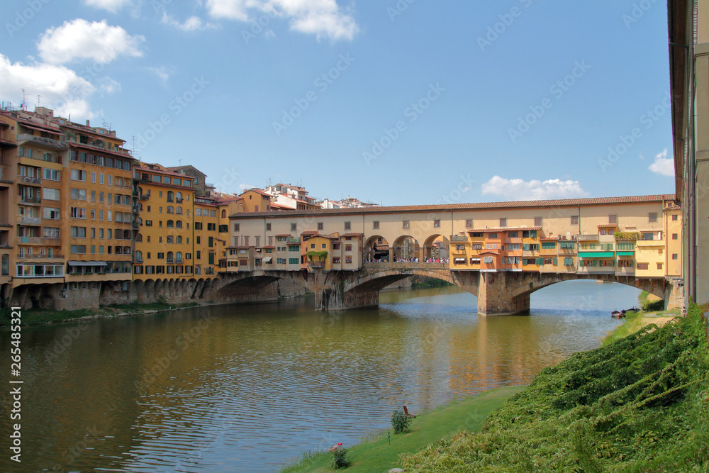 Ponte vecchio a Firenze in Italia, Ponte Veccchio Bridge in Florence city in Italy