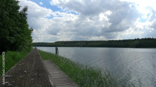 Wallpaper Mural ein See mit Holzsteg umgeben von Wald	 Torontodigital.ca