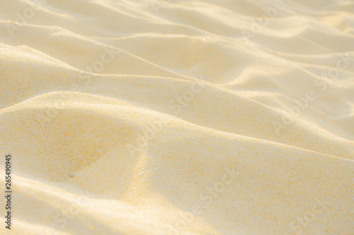 Drobny piasek plażowy w letnim słońcu