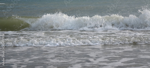 Brechende Wellen am Meer - schäumende Gischt - Hintergrund und Banner