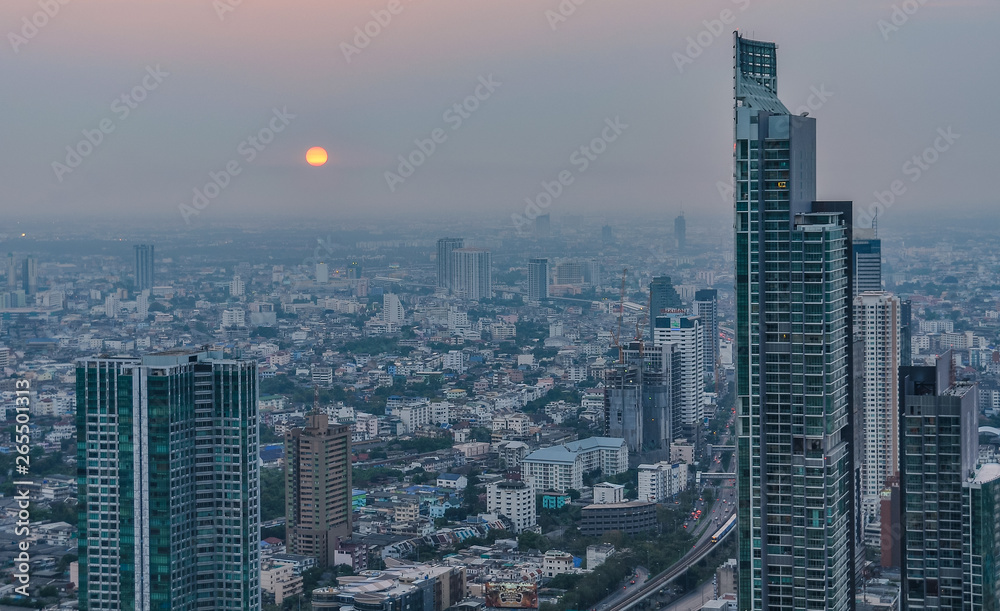 Fototapeta premium Sunset view in the Skybar in Bangkok, Thailand