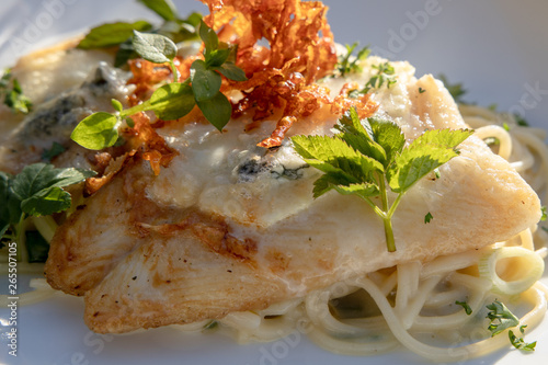 Heilbutt mit Gorgonzola und gerüffelten Nudeln