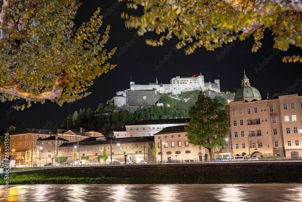 Nachts in Salzburg in Österreich