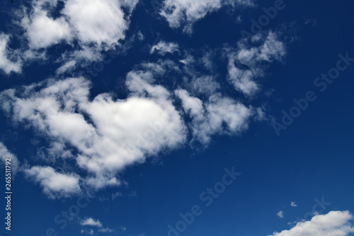 Fototapeta Naklejka Na Ścianę i Meble -  view of a blue sky with small clouds