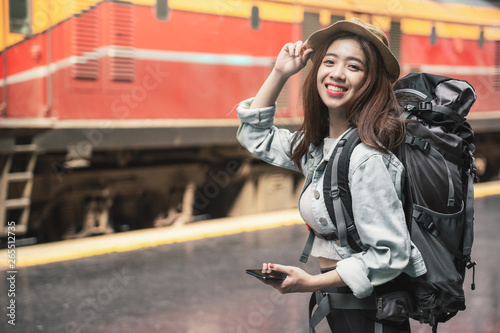 Canvas Print Woman Traveler with backpack traveling on her summer vacation