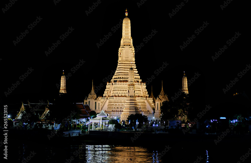 wat arun in bangkok at night