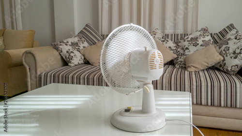 20128_A_white_small_fan_on_the_top_of_the_table.jpg