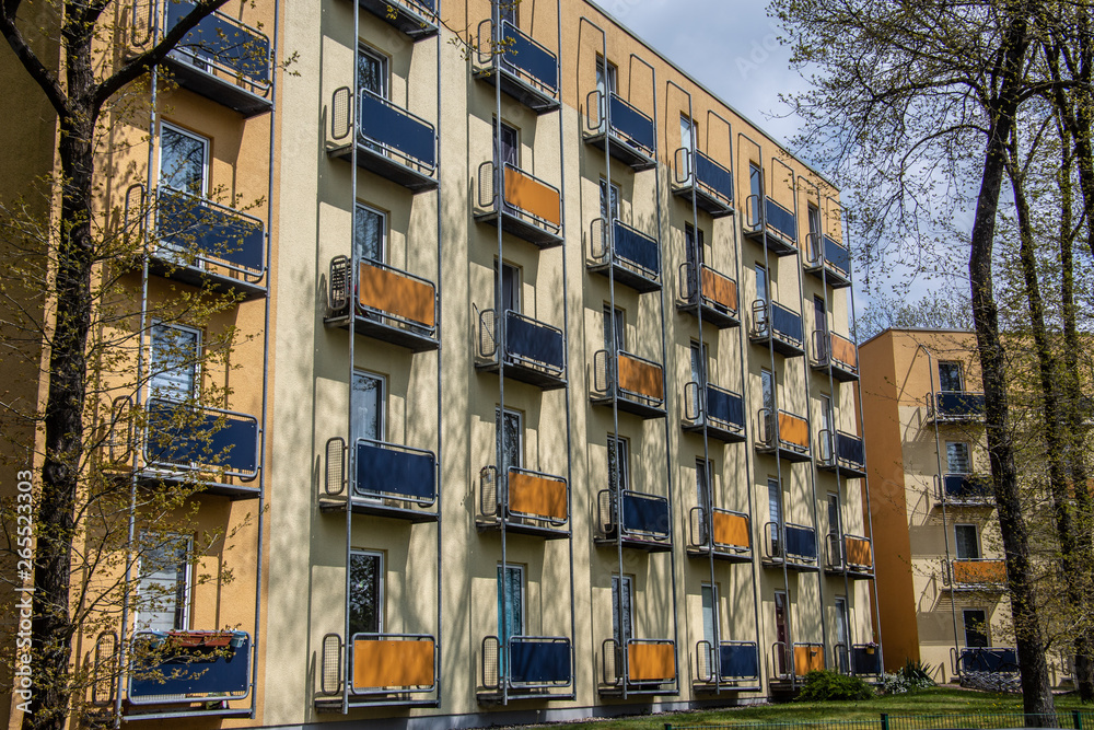 farbige Wohnhäuser in der Stadt mit Balkonen