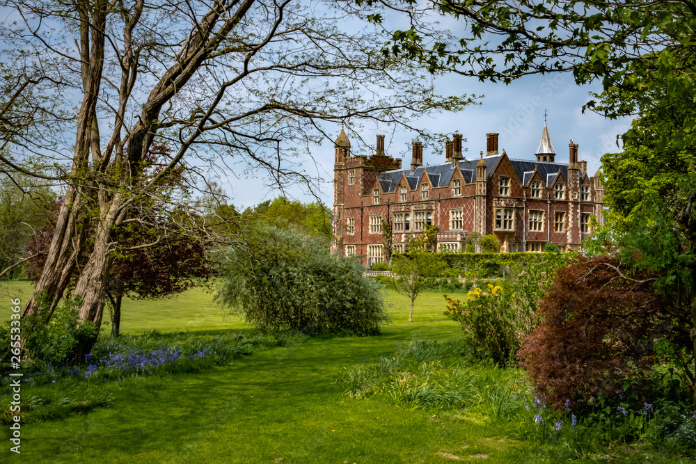Fototapeta premium Stately home in park