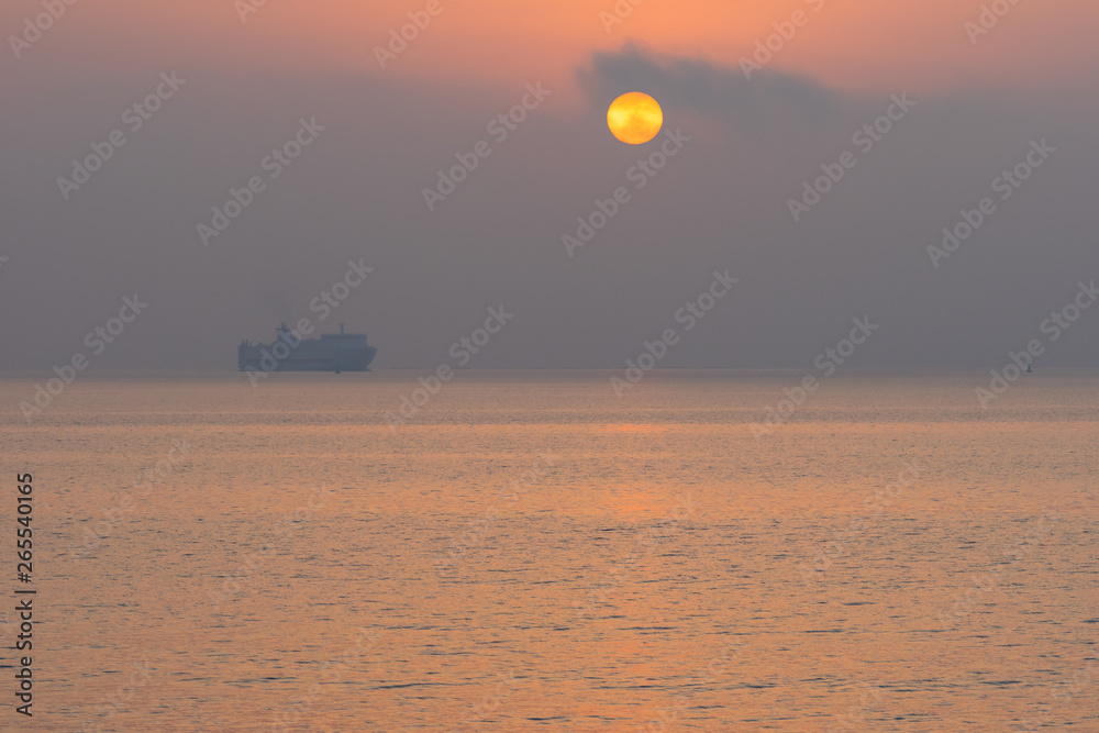 朝の海。太陽と入港に近く船の影DSC2215