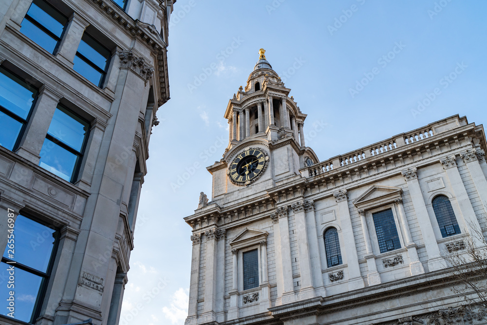 Obraz premium Facade of Historical Building on a Sunny Day in London, United Kingdom