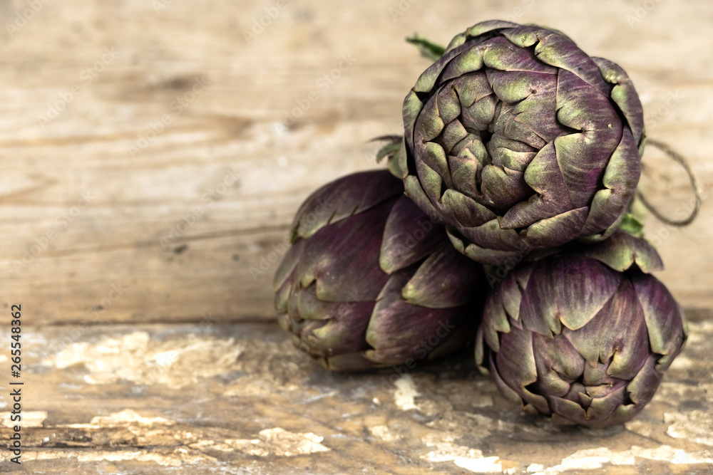 Obraz premium artichokes composition on old clear wood table