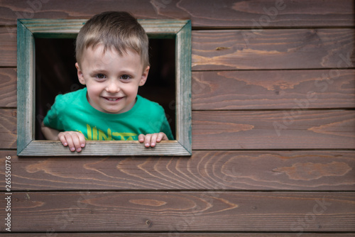 Obraz na płótnie Boy looking through the window w salonie