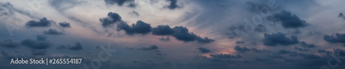 Tapety artystyczne Dramatic cloudscape during a dark and colorful sunset.